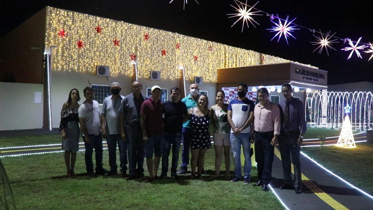 Prefeitura Municipal de Talismã inaugura iluminação de Natal no Palácio...</p>
                                </div>
                            </div>
                        </div>
                        <div class=