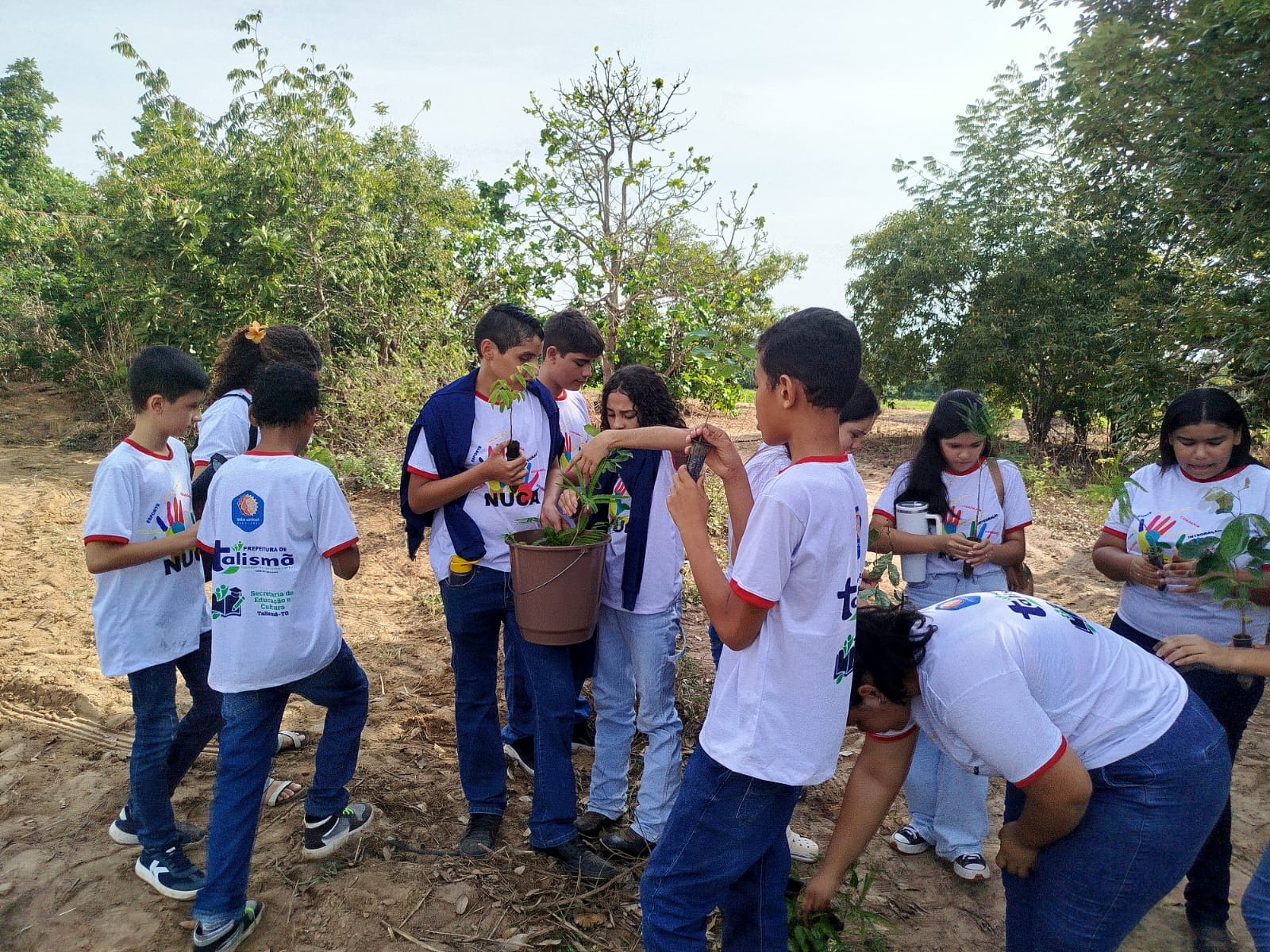 Adolescentes do NUCA de Talismã participam de Dia de Campo com plantio de mudas e aprendizado no Parque Municipal